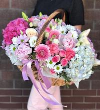 Композиция солнечный день в Ферзиково Цветочная композиция из Розы, Хризантемы, Пионы и Лизиантусы в корзине в Ферзиково
