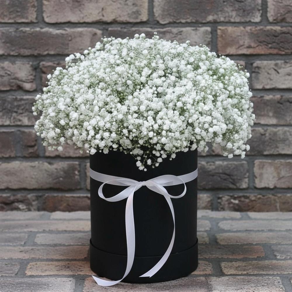 Цветочная композиция из Гипсофила в шляпной коробке в Ферзиково