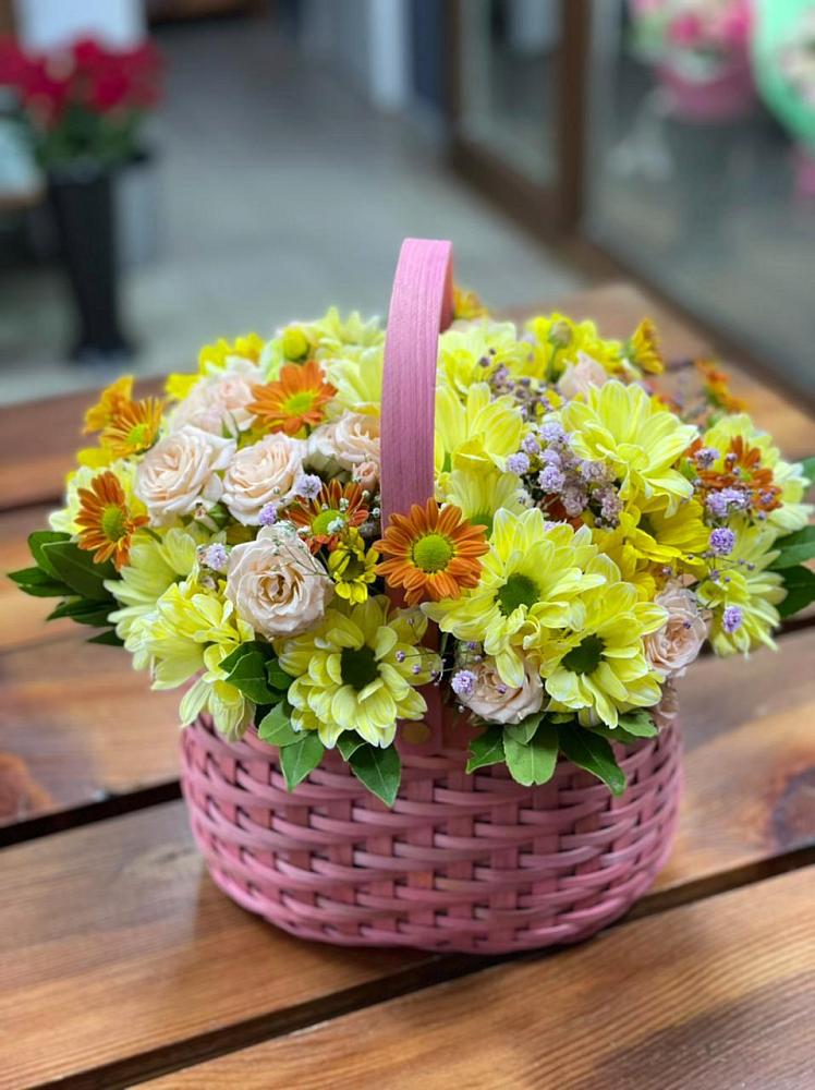 Цветочная композиция из Хризантемы и Розы в корзине в Ферзиково